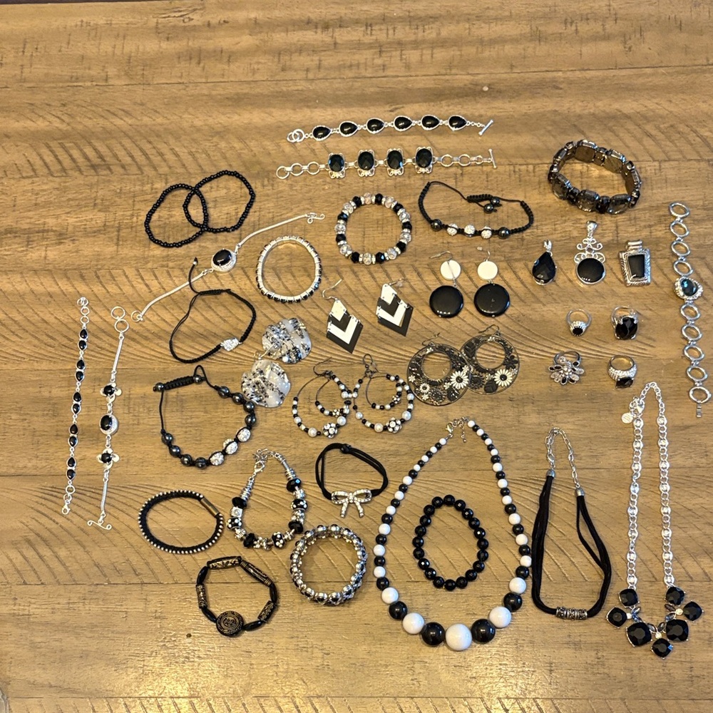 Elegant Black and Silver Necklace Set